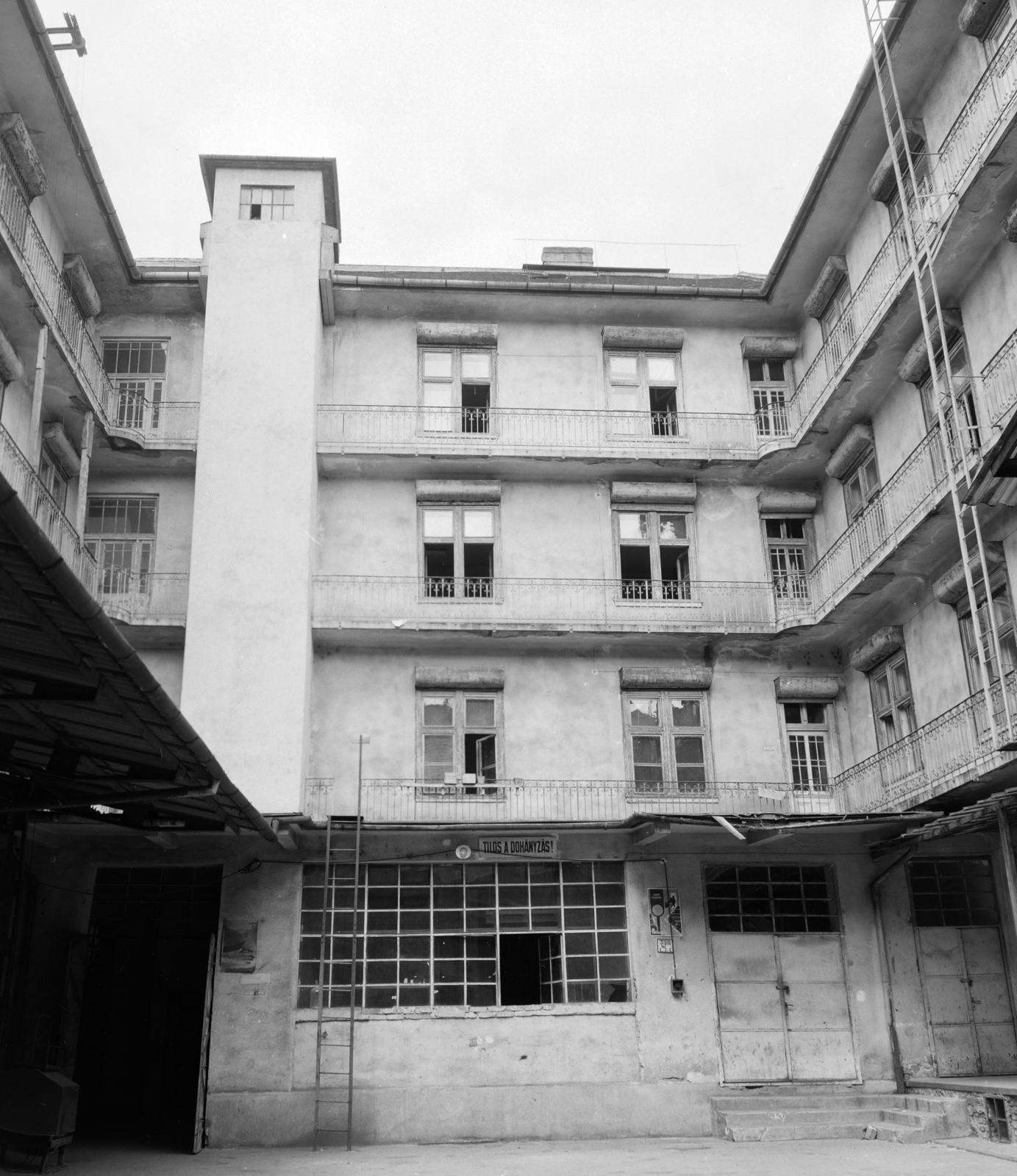 1969, FŐFOTÓ, courtyard balcony, inner courtyard, Fortepan #208052