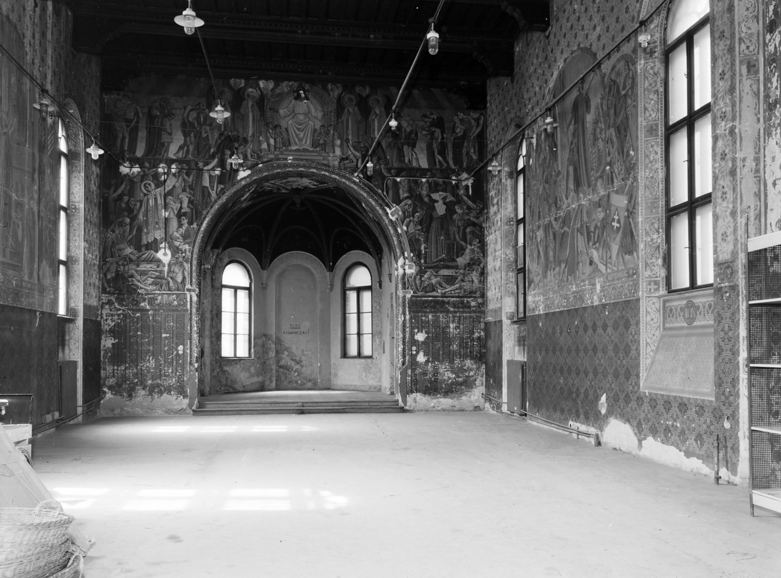 Magyarország, Budapest XII., János Kórház, raktárként használt kápolna. Az egykori oltár körüli diadalíven Leszkovszky György festőművész freskója, a jobboldali falon a Szent László vizet fakaszt a sziklából című freskó.
, 1969, FŐFOTÓ, Budapest, Fortepan #208055