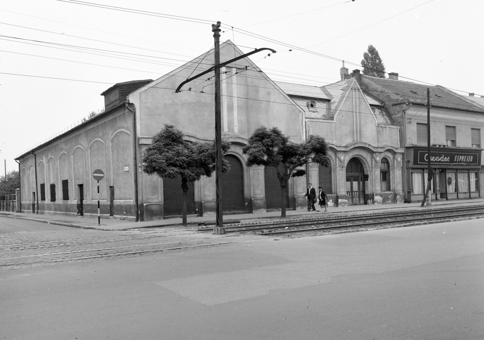 Hungary, Budapest XIX., Üllői út (Vöröshadsereg útja), az egykori Flóra Mozgó épülete az Eötvös utca sarkán., 1969, FŐFOTÓ, Budapest, cornerhouse, rails, catenary wire, street name sign, espresso, locust tree, Fortepan #208063