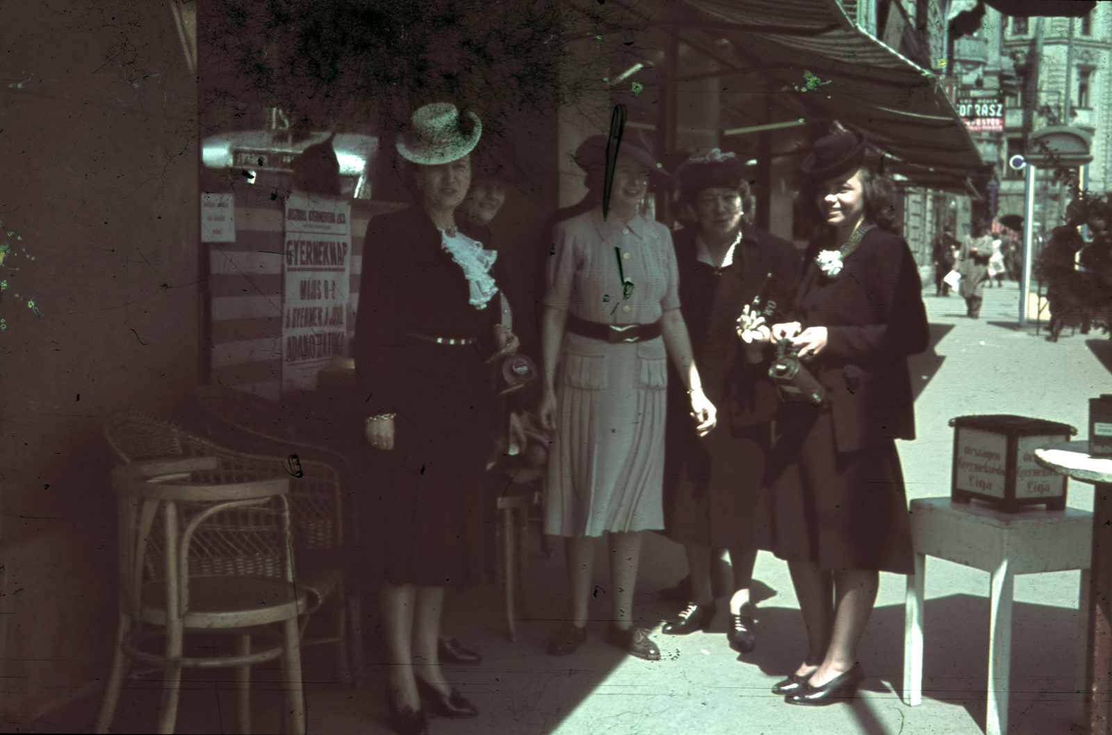 Magyarország, Budapest IX., Boráros tér 1., a telefonfülke mögött a Ráday utca sarka látszik., 1942, Fortepan, divat, kalap, színes, plakát, csoportkép, nők, utcakép, életkép, bútor, telefonfülke, Budapest, napellenző, Fortepan #20807