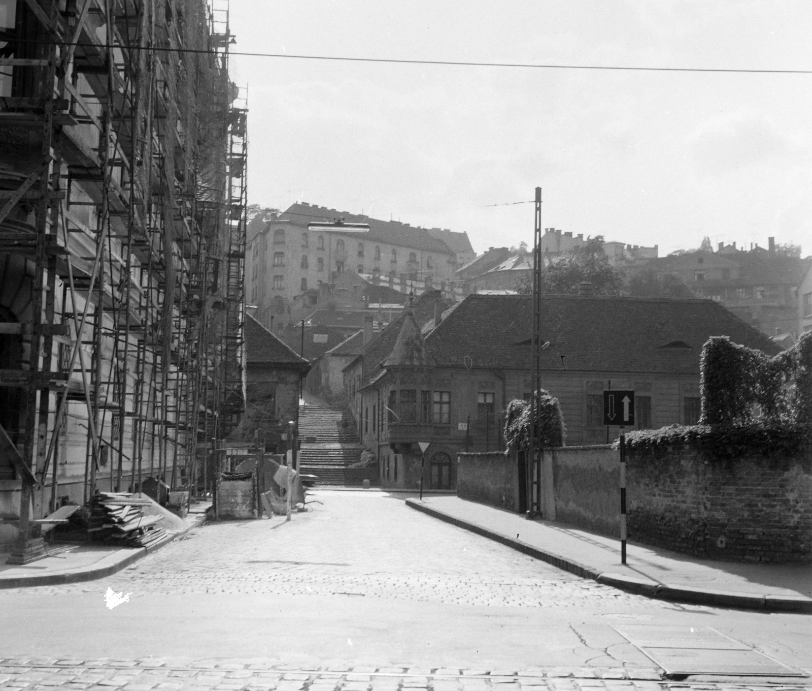 Hungary, Budapest I., Pala utca a Bem rakpart felől nézve, szemben a Fő utca sarkánál a Kapisztory-ház., 1969, FŐFOTÓ, Budapest, Fortepan #208077