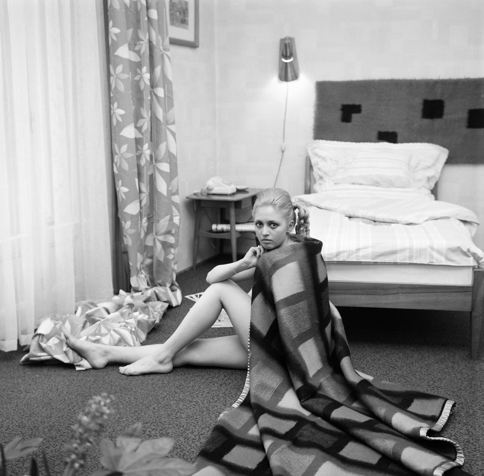 Magyarország, Bálint Magdi manöken., 1969, FŐFOTÓ, erotika, takaró, faliszőnyeg, Fortepan #208079