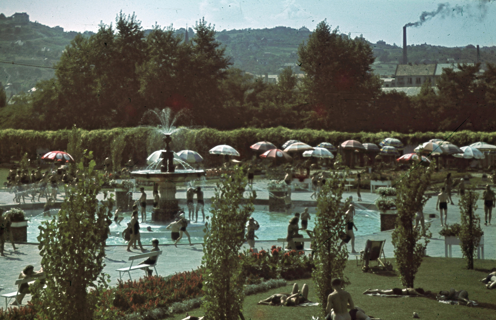 Hungary, Margit Islands, Budapest, Palatinus Strandfürdő., 1939, Fortepan, beach, colorful, fountain, sunshades, bathing, factory chimney, Fortepan #20809