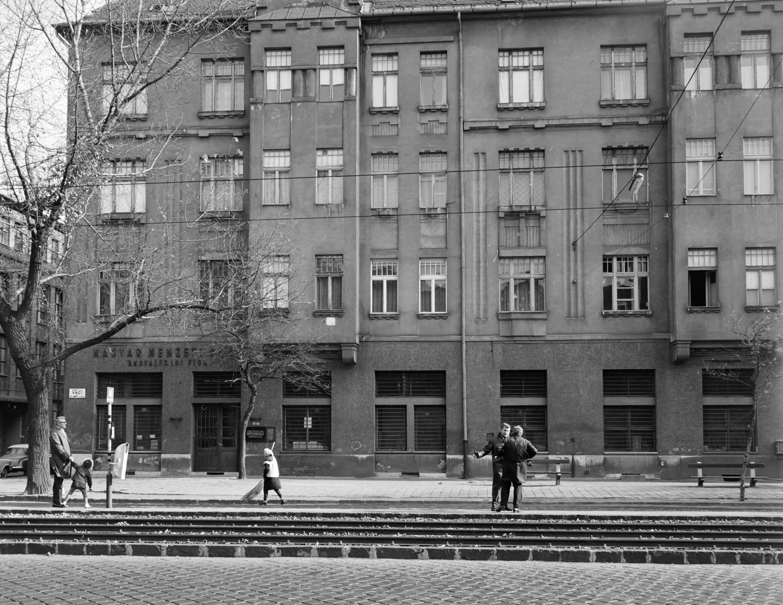 Hungary, Budapest XIII., Váci út, villamosmegálló, háttérben a 97-es számú ház a Forgách utcánál., 1969, FŐFOTÓ, Budapest, tram stop, Fortepan #208092