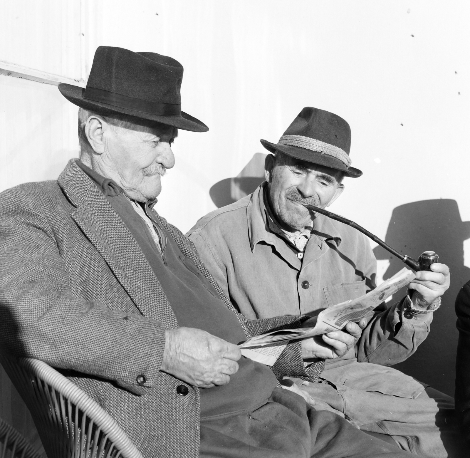 Hungary, idős emberek olvassák a Ludas Matyi szatirikus hetilapot., 1969, FŐFOTÓ, pipe, Fortepan #208100