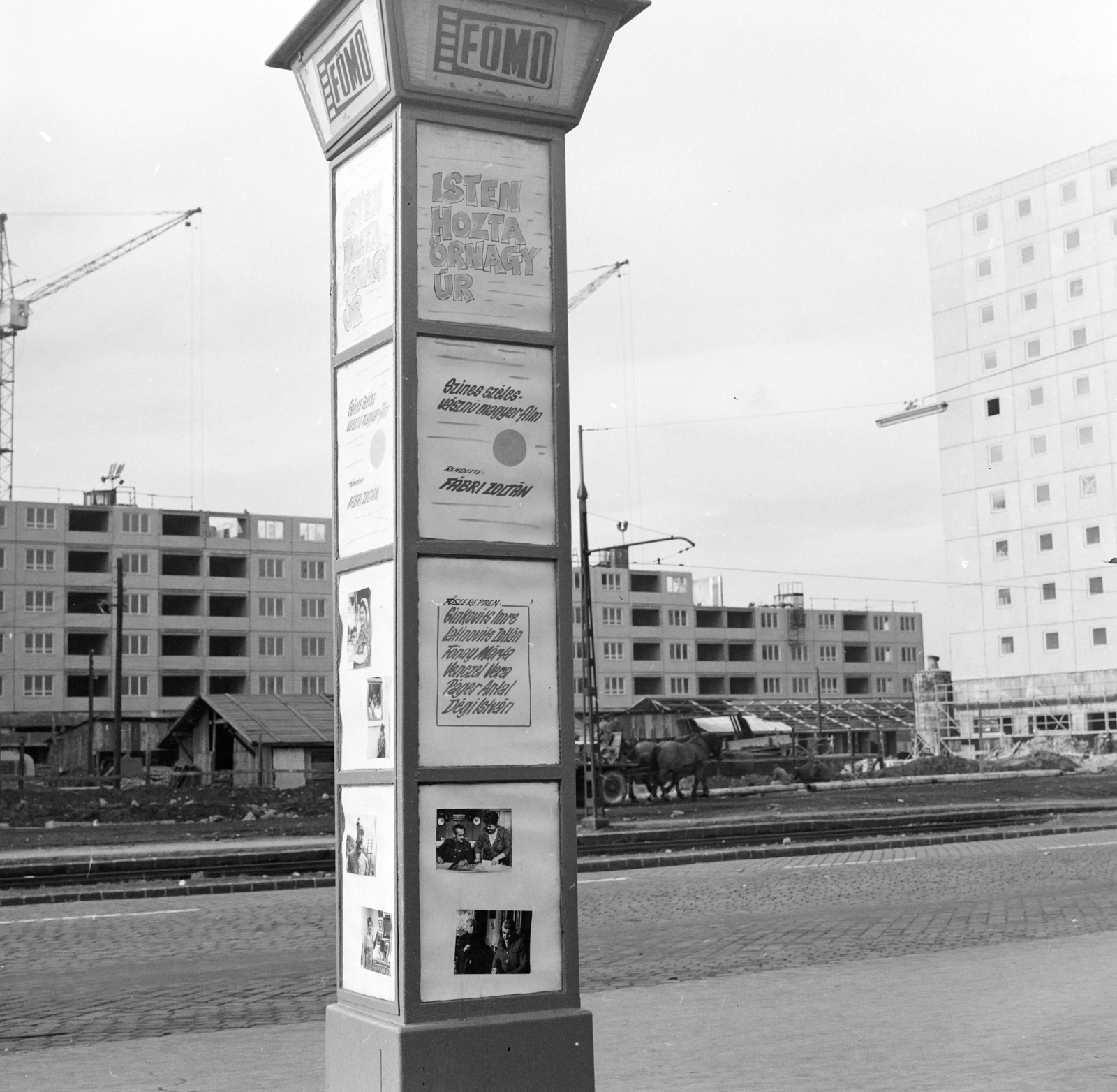 Magyarország, Óbuda, Budapest III., Szentendrei út, a Fővárosi Moziüzemi Vállalat (FŐMO) által forgalmazott filmek hirdetőoszlopa a Miklós utcai autóbusz-végállomásnál., 1969, FŐFOTÓ, Budapest, Fortepan #208128