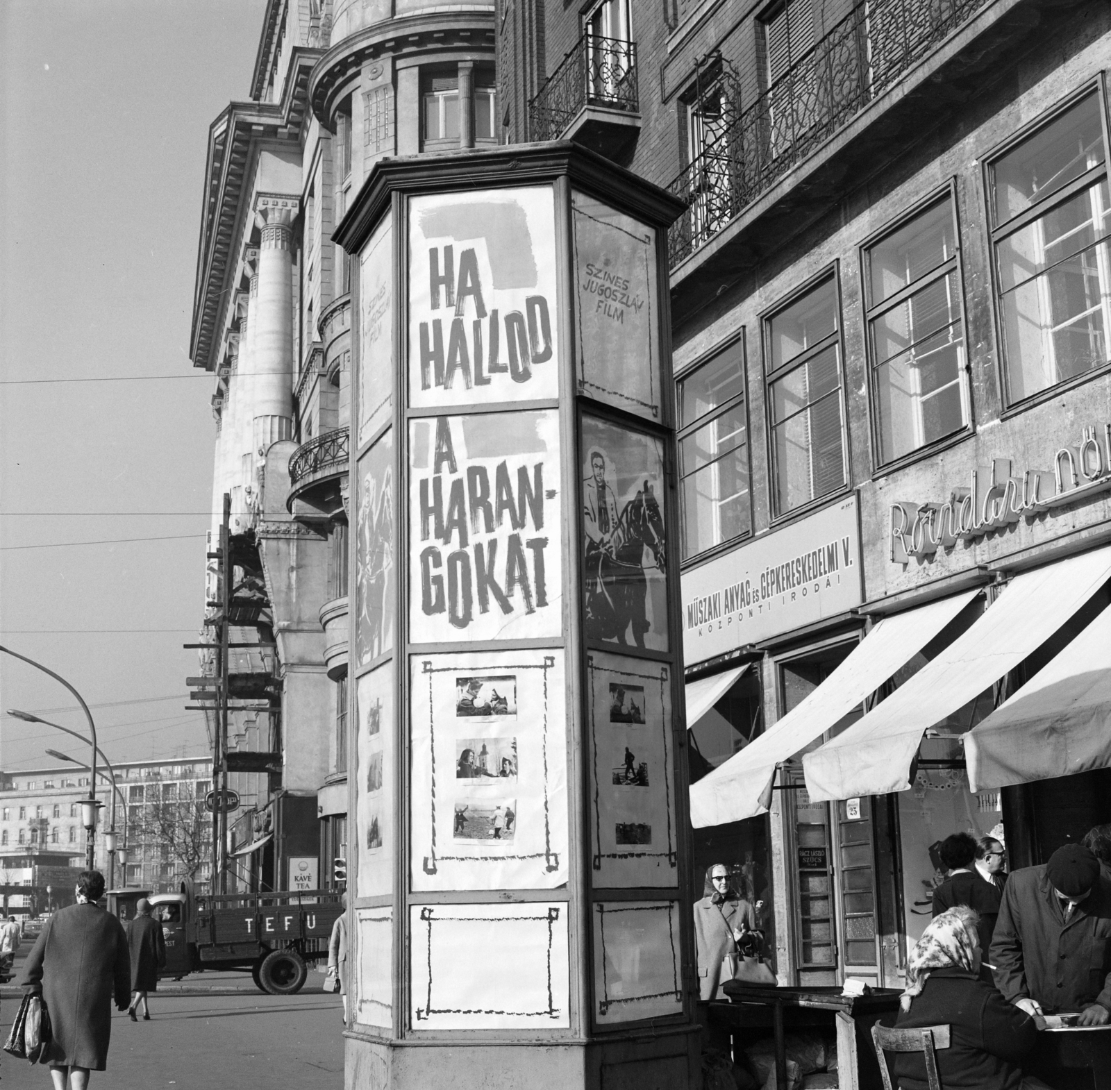 Magyarország, Budapest VI., Károly (Tanács) körút az Erzsébet (Engels) tér felé nézve. Előtérben a Fővárosi Moziüzemi Vállalat (FŐMO) által forgalmazott film hirdetése., 1969, FŐFOTÓ, Budapest, Fortepan #208129