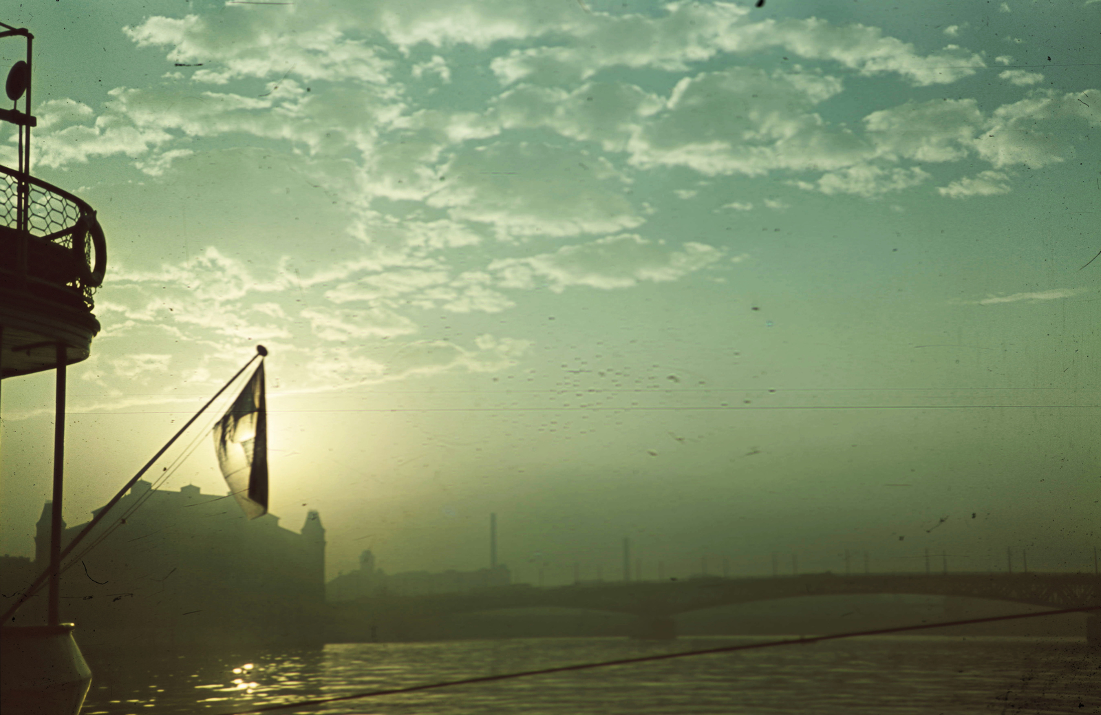 Hungary, Budapest, Petőfi (Horthy Miklós) híd, balra az Elevátor-ház., 1942, Fortepan, ship, colorful, bridge, flag, dawn, Danube, warehouse, silhouette, Duna-bridge, grain elevator, Christian Ulrich-design, Hubert Pál Álgyay-design, Fortepan #20814