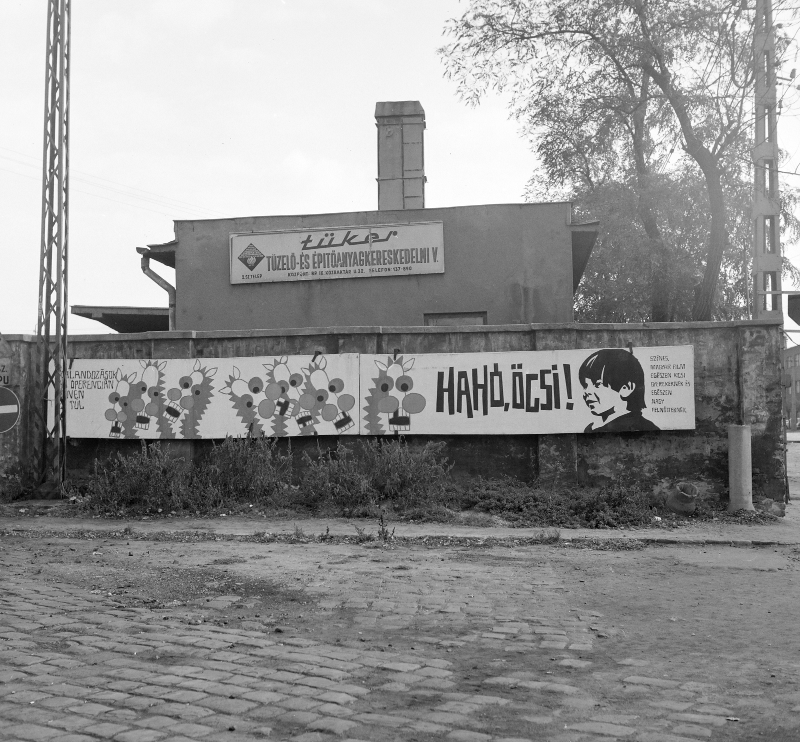Magyarország, Budapest VIII., a Józsefvárosi pályaudvar II. számú kapuja, jobbra a Kőbányai út. A Fővárosi Moziüzemi Vállalat (FŐMO) által forgalmazott film plakátja., 1969, FŐFOTÓ, Budapest, filmplakát, Fortepan #208141