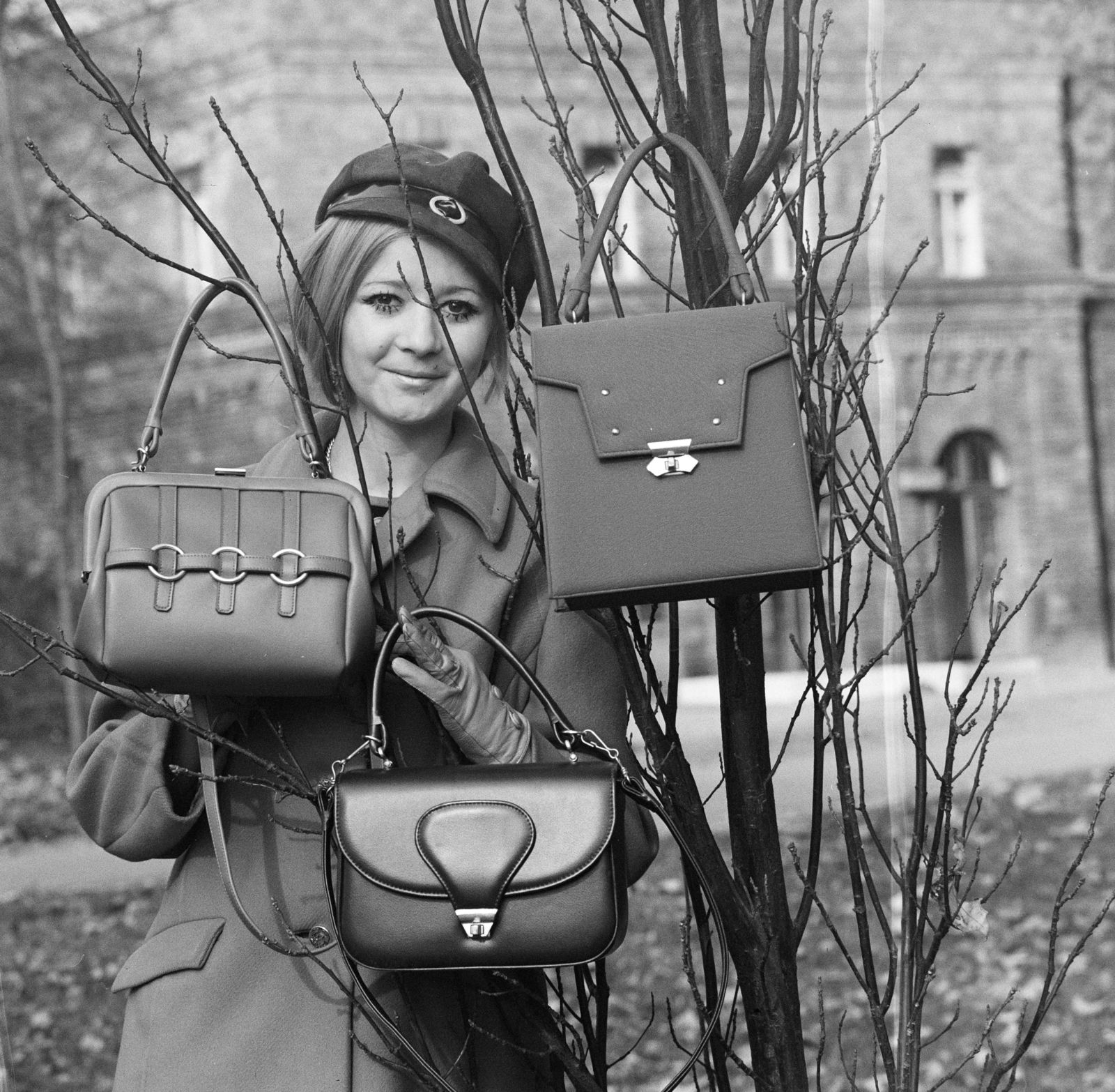 Hungary, Margit Islands, Budapest, táska kollekciót reklámozó felvétel, háttérben a Japánkertnél lévő margitszigeti termálkút gépháza., 1969, FŐFOTÓ, hat, gloves, handbag, bag, advertising photography, fashion photography, Fortepan #208150