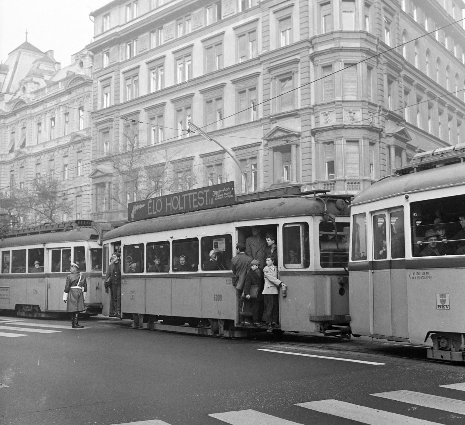 Magyarország, Budapest VII., Erzsébet (Lenin) körút, jobbra a háttérben a Dohány utca. A villamoson a Fővárosi Moziüzemi Vállalat (FŐMO) által forgalmazott film plakátja., 1969, FŐFOTÓ, Budapest, Best of, Fortepan #208154