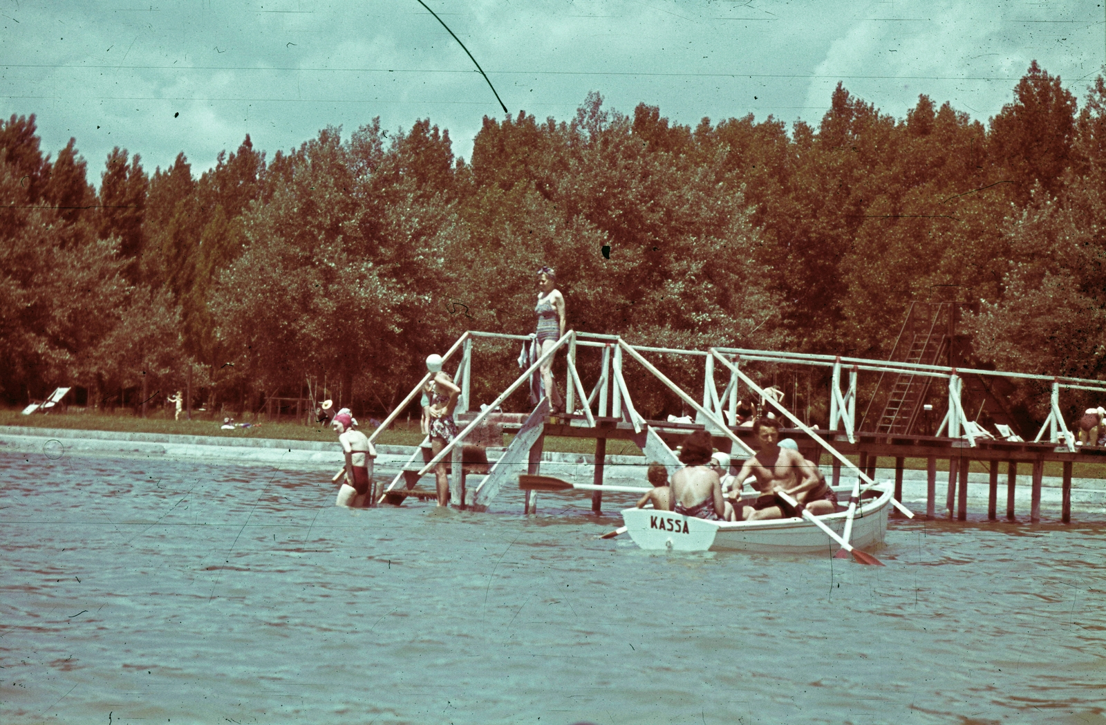 Hungary, Balatonkenese, strand a Székesfővárosi tisztviselők üdülőtelepe (később Honvéd üdülő) előtt., 1940, Fortepan, bathing suit, colorful, bathing, summer, boat, pier, Fortepan #20816