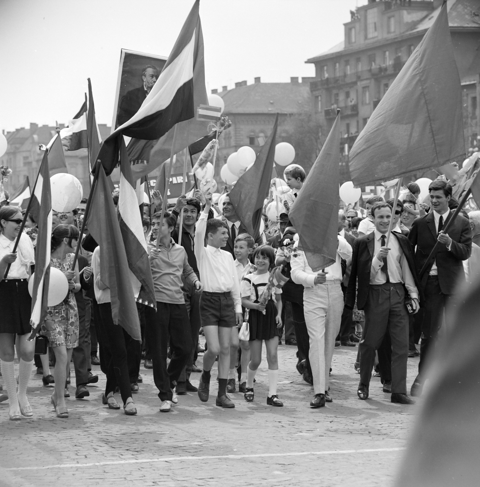 Magyarország, Budapest XIV., Ötvenhatosok tere (Felvonulási tér), május 1-i felvonulás, háttérben a Dózsa György út épületei., 1969, FŐFOTÓ, felvonulás, május 1, Budapest, Fortepan #208165