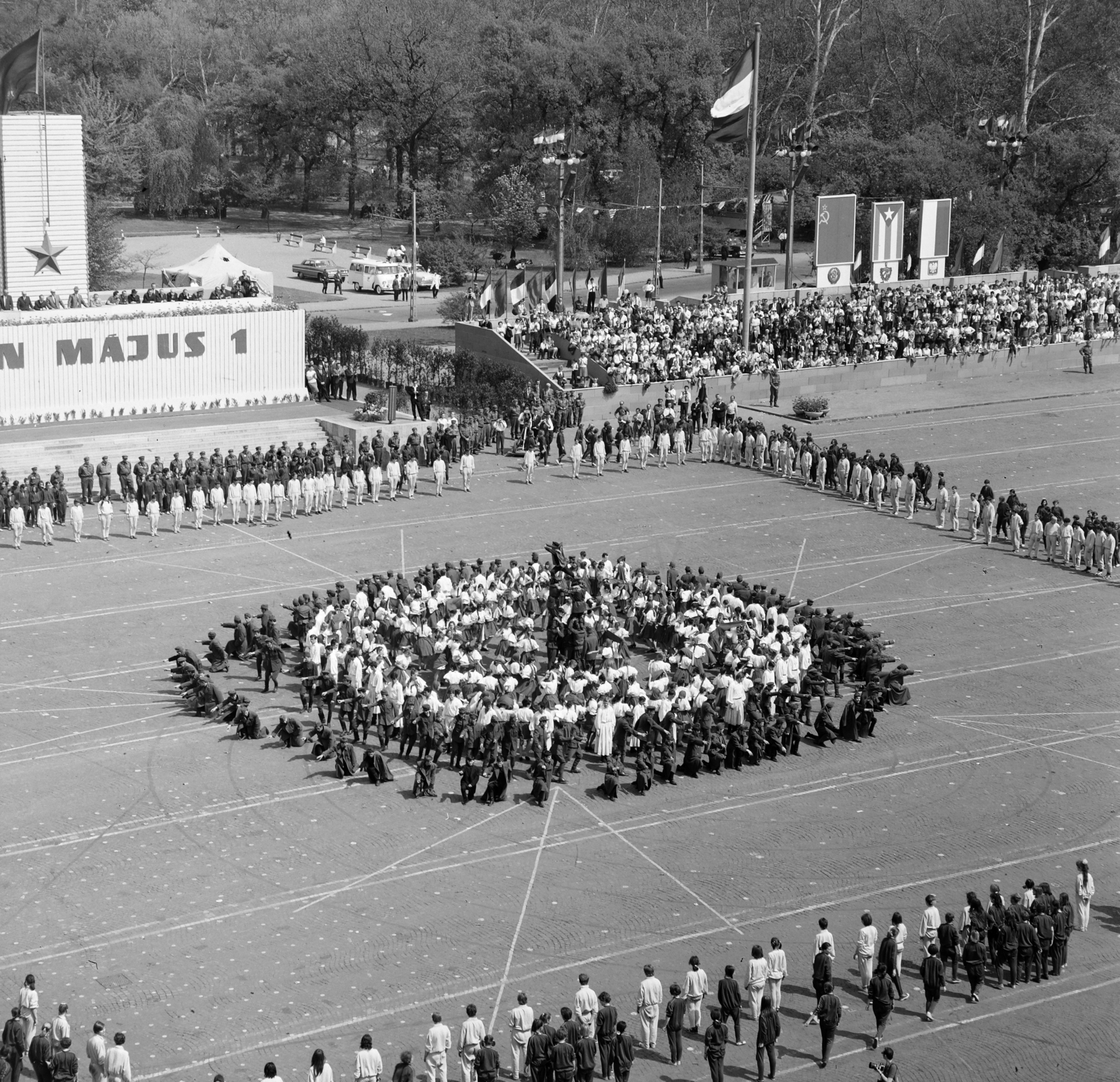 Hungary, Budapest XIV., Ötvenhatosok tere (Felvonulási tér), május 1-i felvonulás, balra a dísztribün., 1969, FŐFOTÓ, march, 1st of May parade, Budapest, Fortepan #208166