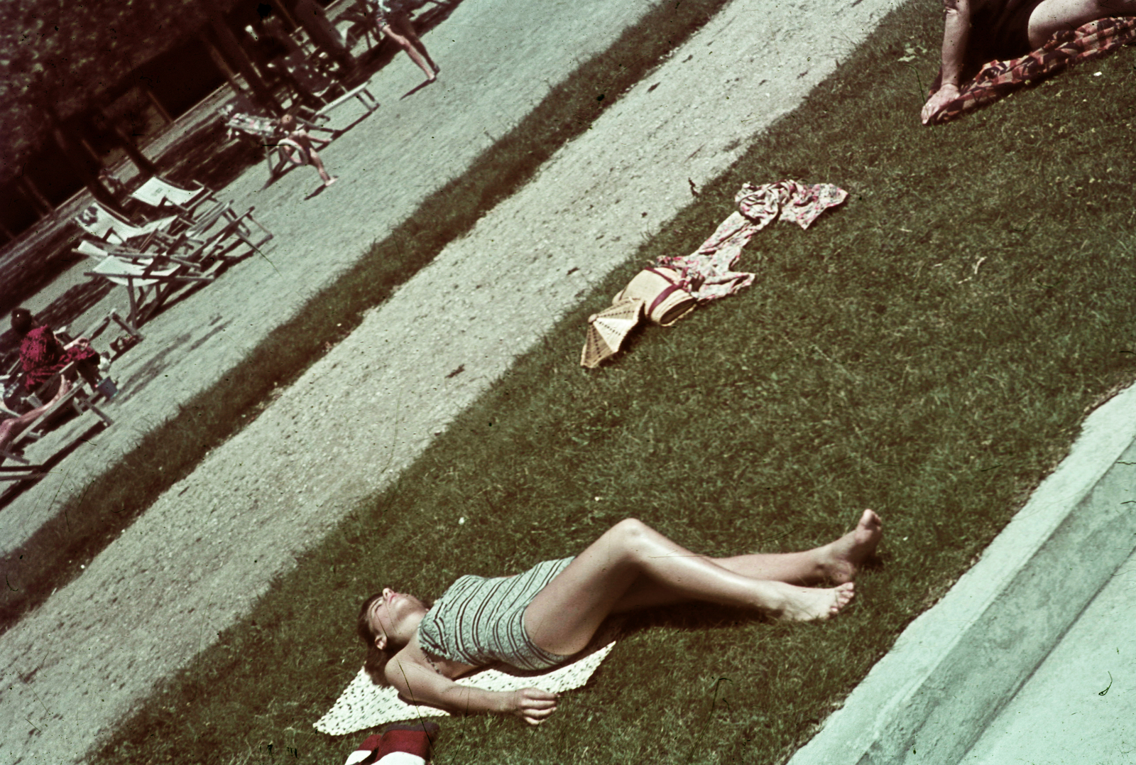 Hungary, Balatonkenese, Székesfővárosi tisztviselők üdülőtelepe (később Honvéd üdülő) strandja., 1940, Fortepan, bathing suit, colorful, sunbathe, deck chair, Fortepan #20818