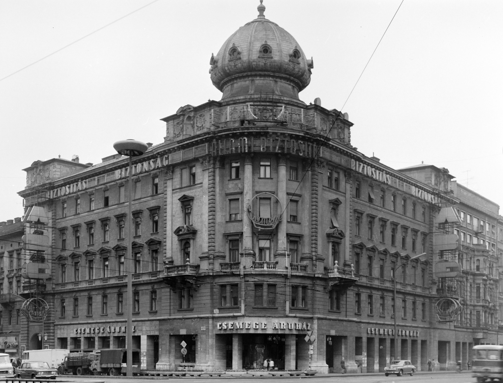 Magyarország, Budapest VII., Rákóczi út - Nagykörút kereszteződés, szemben a Csemege Áruház / éjjel-nappal közért., 1969, FŐFOTÓ, Budapest, Fortepan #208190