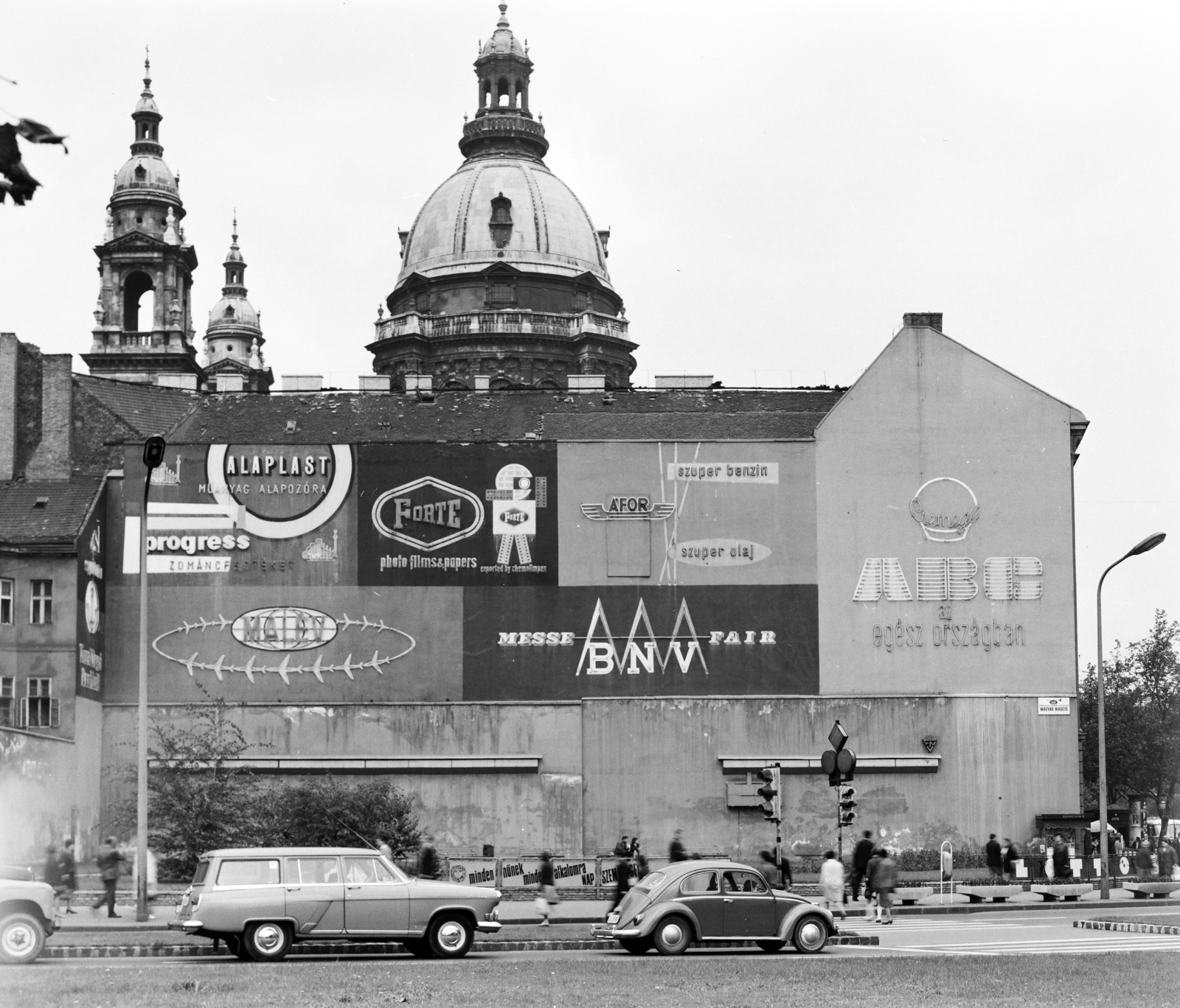 Magyarország, Budapest V., József Attila utca a Bajcsy-Zsilinszky útnál, háttérben a Bazilika., 1969, FŐFOTÓ, Volkswagen-márka, Volkswagen Bogár, Budapest, GAZ M22 Volga, Best of, Fortepan #208192