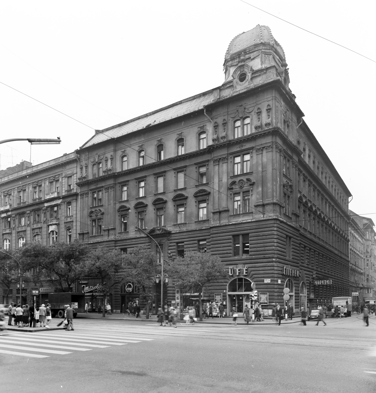 Magyarország, Budapest V.,Budapest XIII., Szent István körút, szemben a 22-es számú ház a Visegrádi utca sarkán., 1969, FŐFOTÓ, Budapest, villamosmegálló, Fortepan #208195