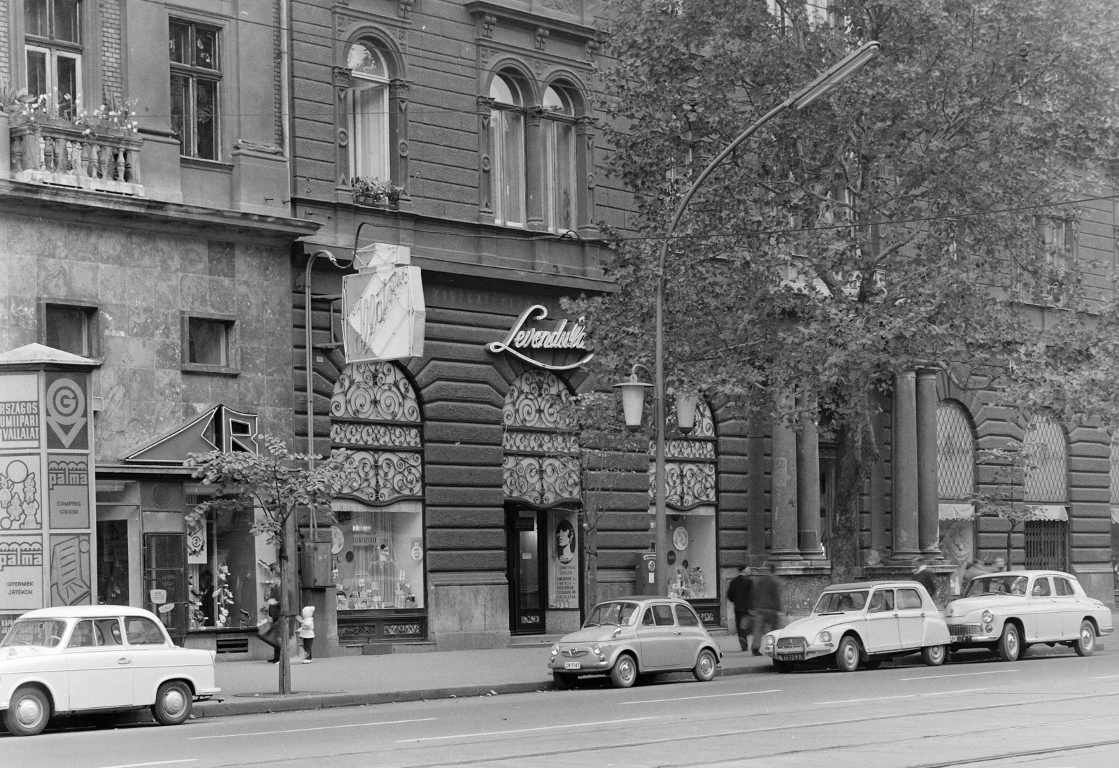 Magyarország, Budapest VII., Erzsébet (Lenin) körút 21., Levendula illatszerbolt, kozmetikai szalon., 1969, FŐFOTÓ, Citroen-márka, Trabant 600, Citroen Dyane, Budapest, FSO Warszawa, Steyr-Puch 500, Fortepan #208197