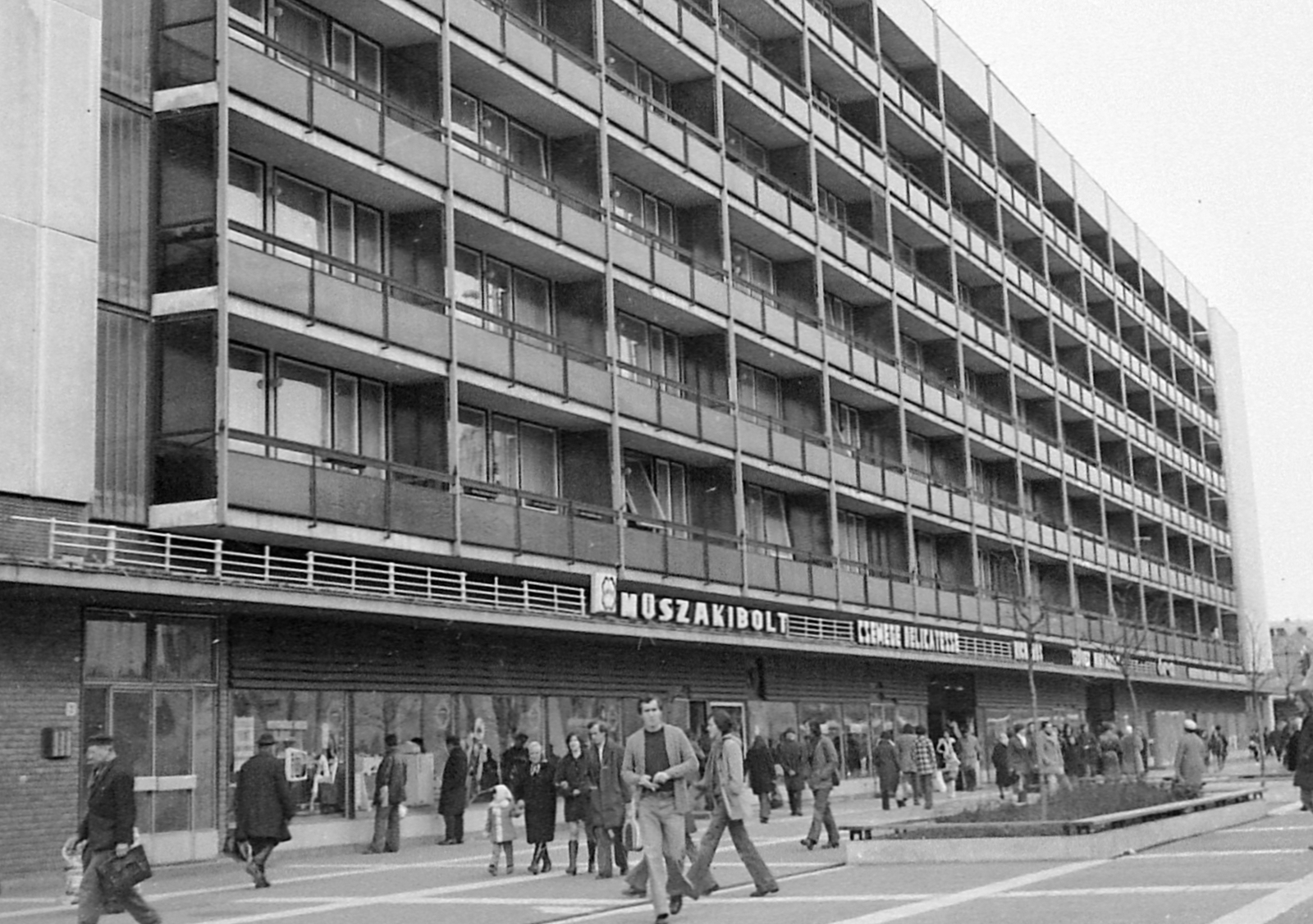 Hungary, Veszprém, Kossuth Lajos utca, "Lordok háza"., 1970, Fortepan, sign-board, grocery store, pedestrian, street view, genre painting, appliance store, Fortepan #2082