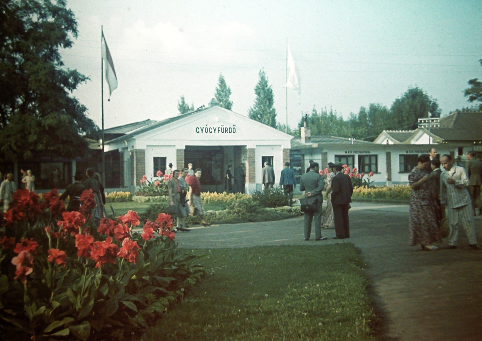 Hungary, Hajdúszoboszló, Gyógyfürdő bejárat., 1939, Fortepan, beach, colorful, genre painting, flower, flower bed, Fortepan #20820