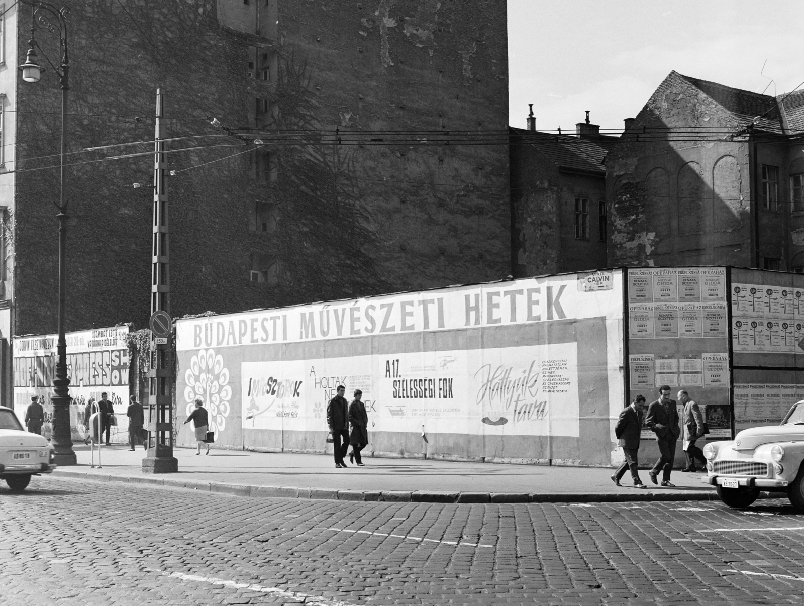 Magyarország, Budapest V., Kálvin tér, a Fővárosi Moziüzemi Vállalat (FŐMO) által forgalmazott filmek plakátja. Jobbra a Kecskeméti utca., 1969, FŐFOTÓ, Budapest, filmplakát, Fortepan #208203