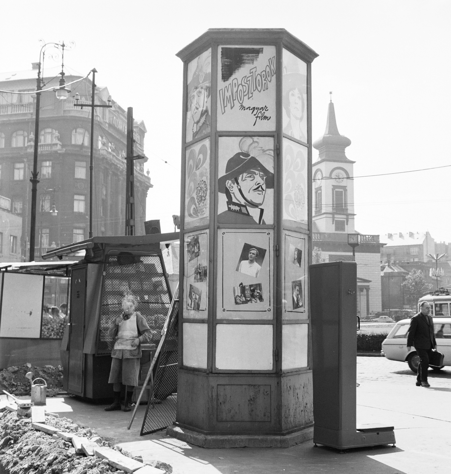 Magyarország, Budapest VIII.,Budapest IX., Kálvin tér a Múzeum utca és a Baross utca közötti tűzfal előtt. A Fővárosi Moziüzemi Vállalat (FŐMO) által forgalmazott film hirdetése mögött, balra az Állami Biztosító központi épülete, jobbra a református templom., 1969, FŐFOTÓ, Budapest, Fortepan #208205