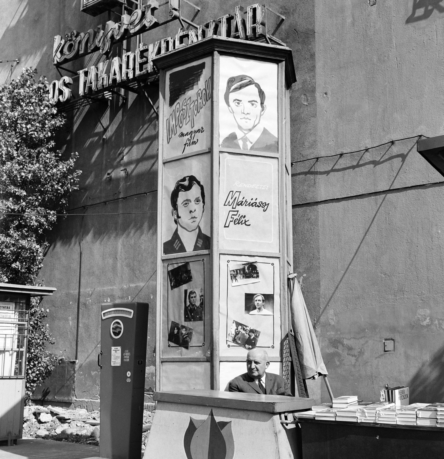 Hungary, Budapest VIII., Kálvin tér, tűzfal a Múzeum utca és a Baross utca között, előtte a Fővárosi Moziüzemi Vállalat (FŐMO) által forgalmazott film hirdetése., 1969, FŐFOTÓ, Budapest, Fortepan #208206