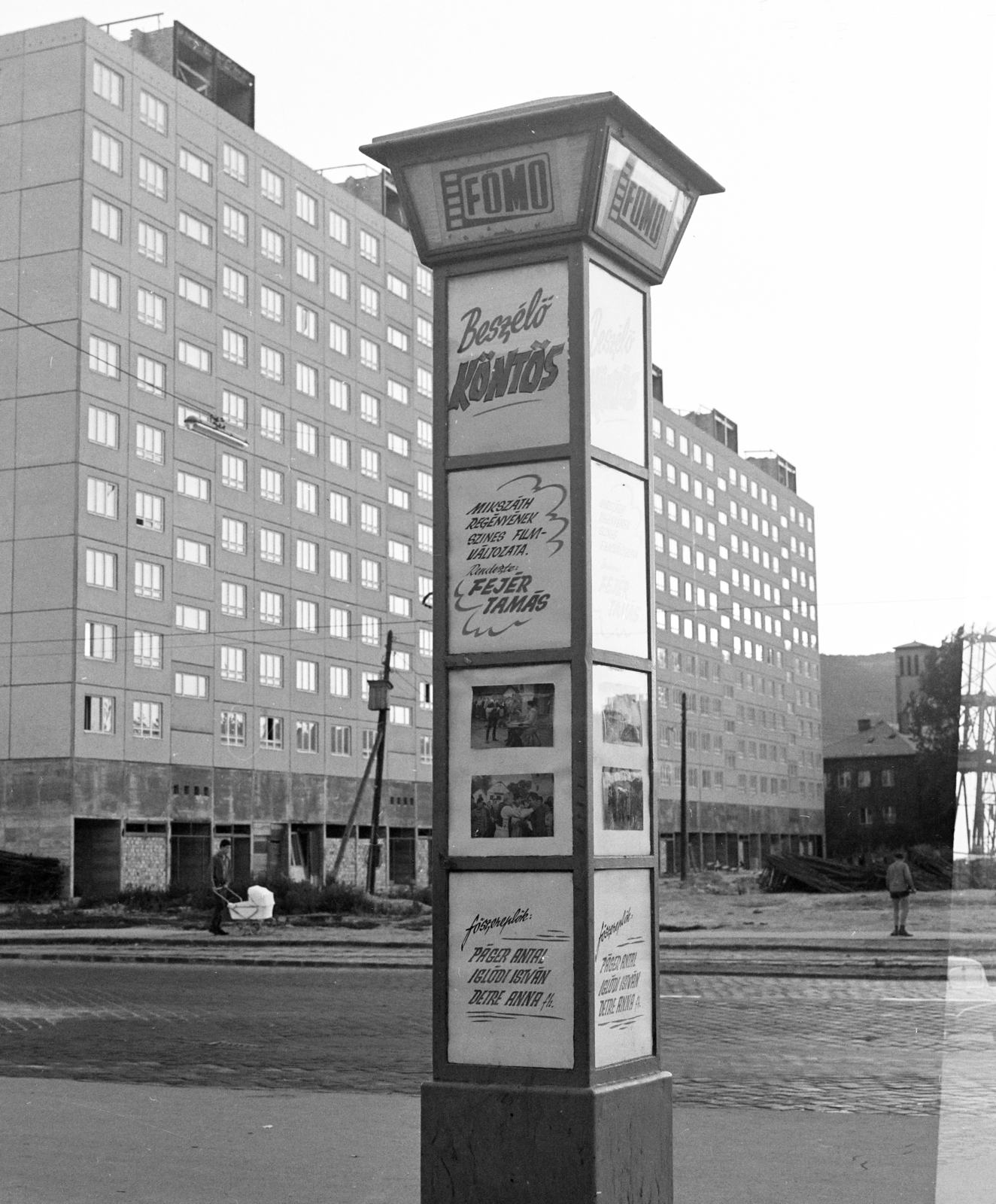 Hungary, Óbuda, Budapest III., Szentendrei út, a Fővárosi Moziüzemi Vállalat (FŐMO) által forgalmazott filmek hirdetőoszlopa a Miklós utcai autóbusz-végállomásnál., 1970, FŐFOTÓ, Budapest, Fortepan #208231