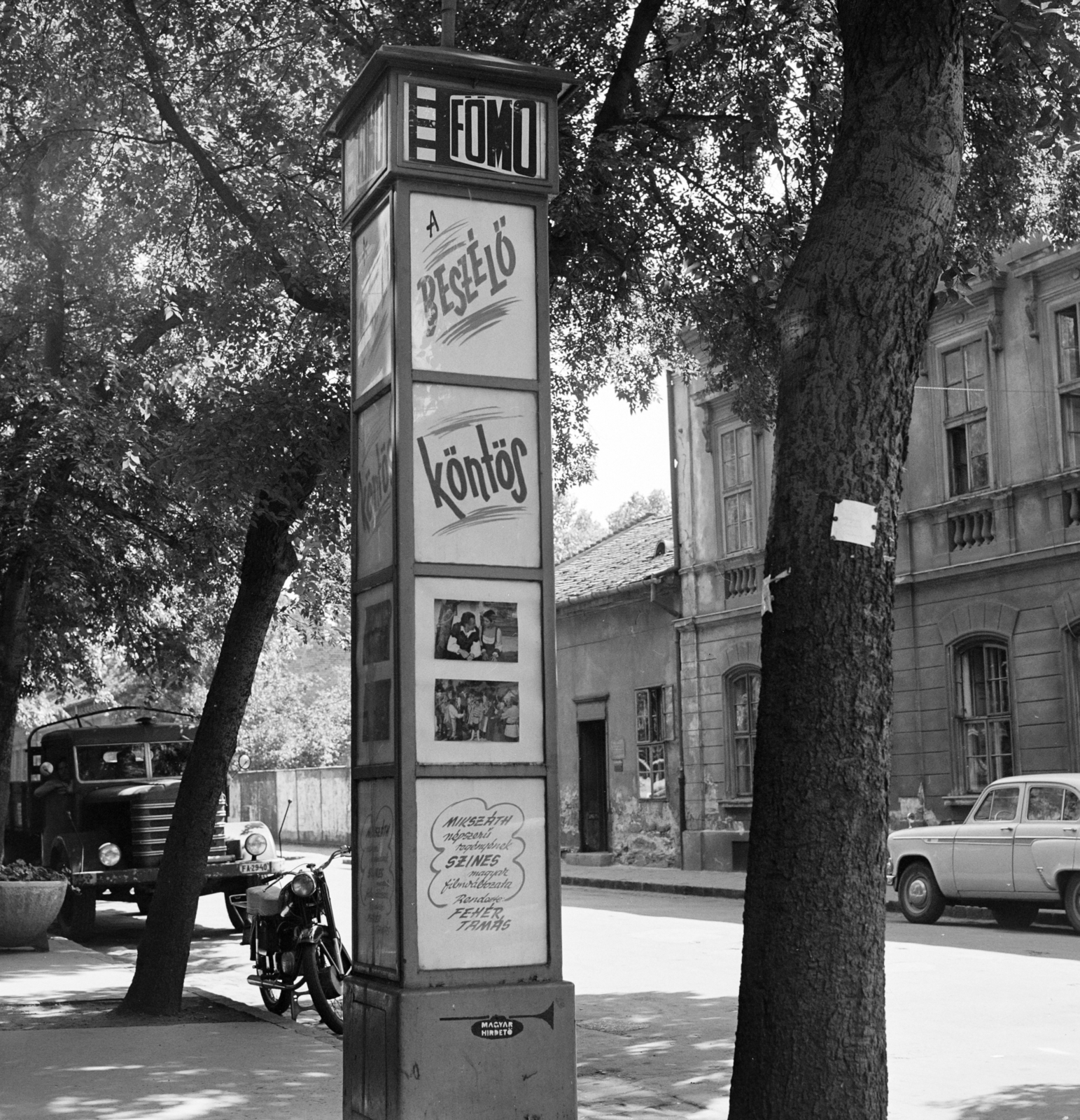 Magyarország, Budapest X., Füzér utca az egykori kaszinó épülete előtt, a Fővárosi Moziüzemi Vállalat (FŐMO) által forgalmazott filmek hirdetőoszlopa, a Kőrösi Csoma sétány (Kőrösi Csoma Sándor út) közelében., 1969, FŐFOTÓ, Budapest, Fortepan #208254