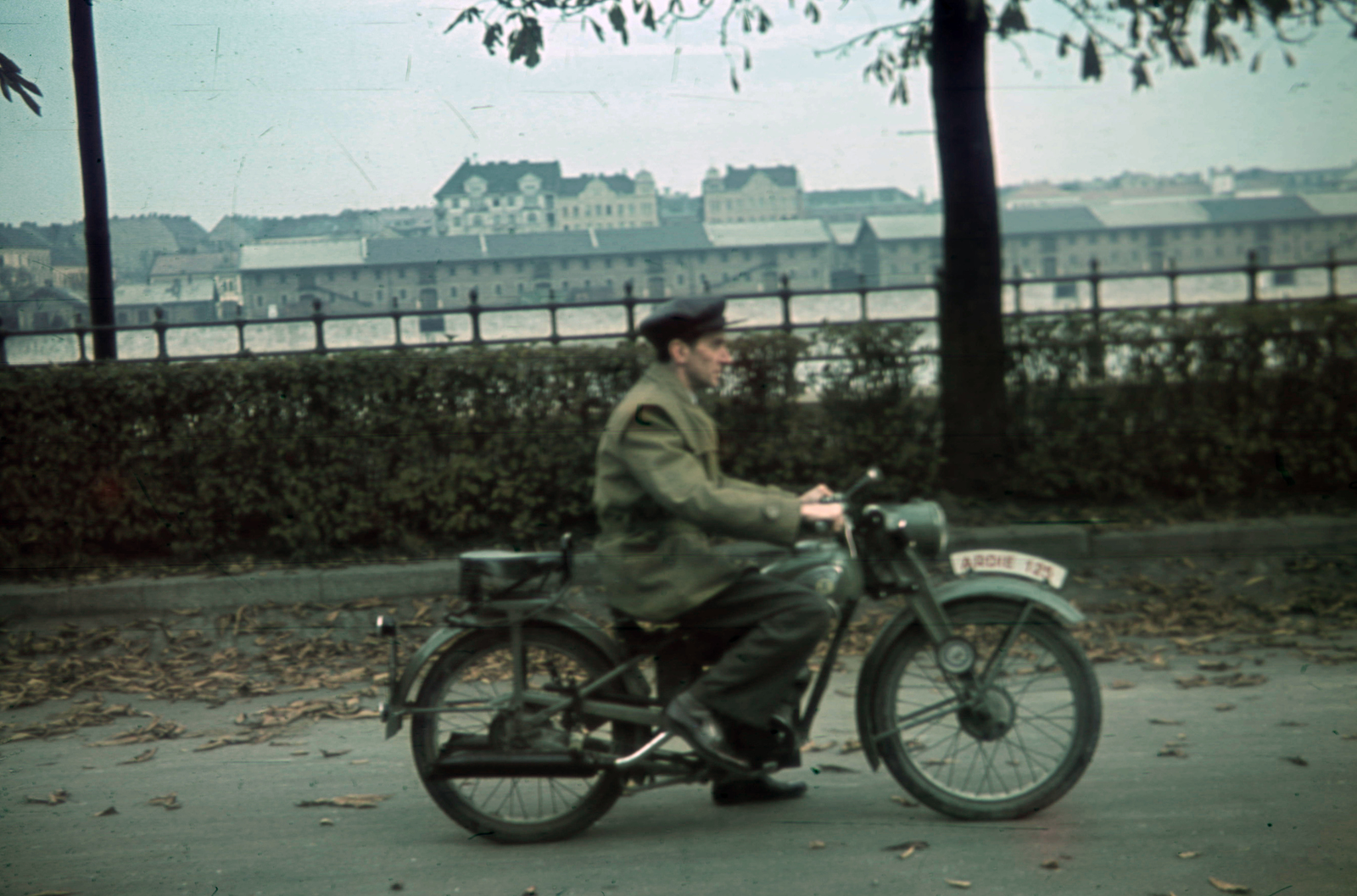 Magyarország, Budapest XI., Műegyetem rakpart, szemben a Közraktárak, Ardie VF 125 típusú német gyártmányú motorkerékpár., 1942, Fortepan, színes, német gyártmány, motorkerékpár, Ardie-márka, Budapest, Fortepan #20835