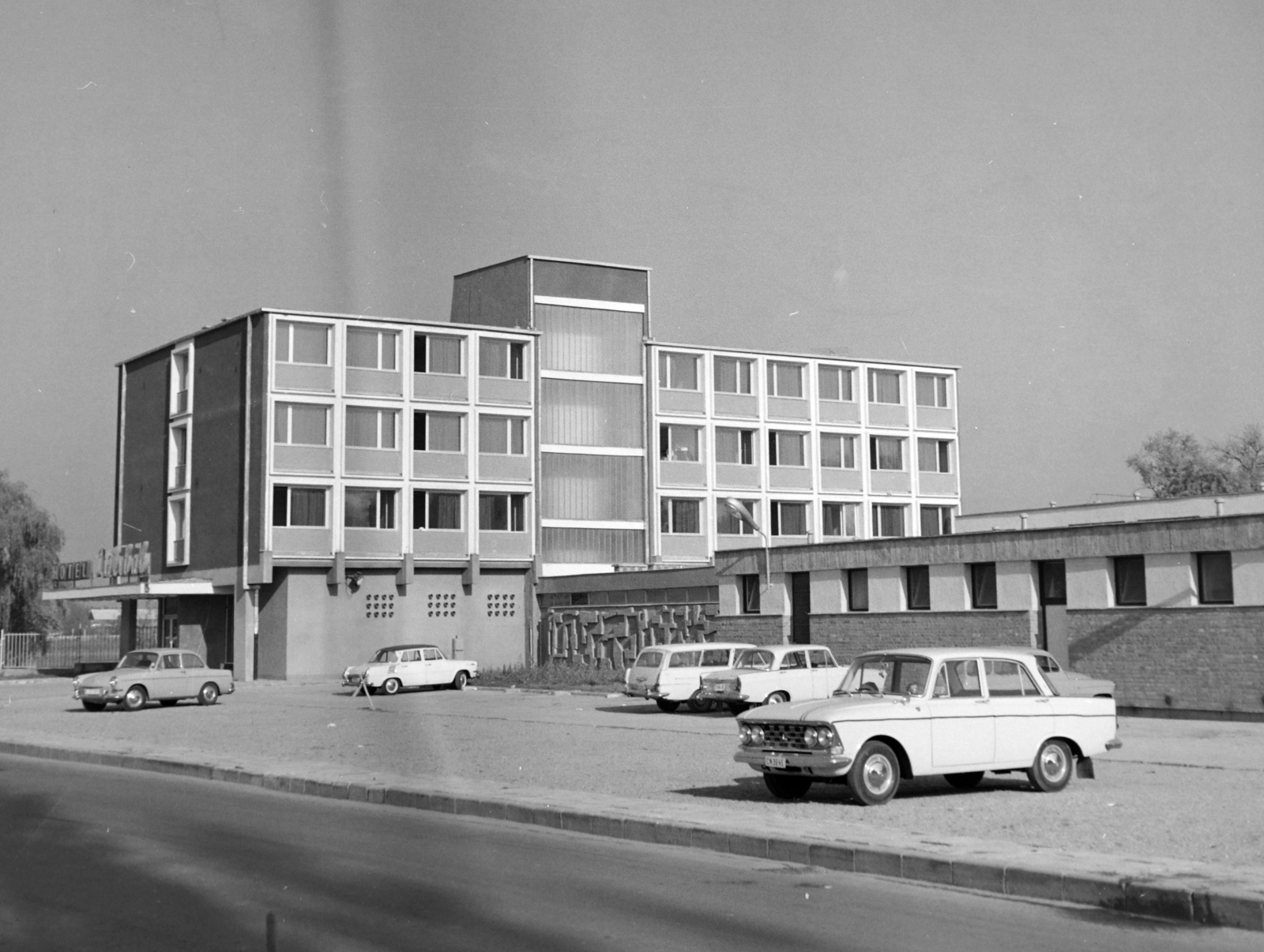 Hungary, Hajdúszoboszló, József Attila utca 5-7., Hotel Délibáb., 1969, FŐFOTÓ, Opel-brand, Volkswagen-brand, Fortepan #208364