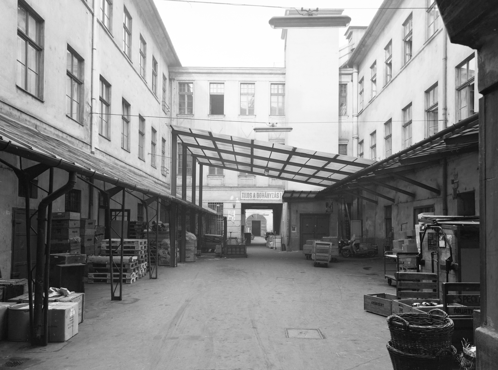 Hungary, Budapest VI., a Király (Majakovszkij) utca 12-es számú ház udvara, a Gyógyáru-értékesítő Vállalat (GYÓGYÉRT) telephelye., 1969, FŐFOTÓ, Budapest, Fortepan #208390