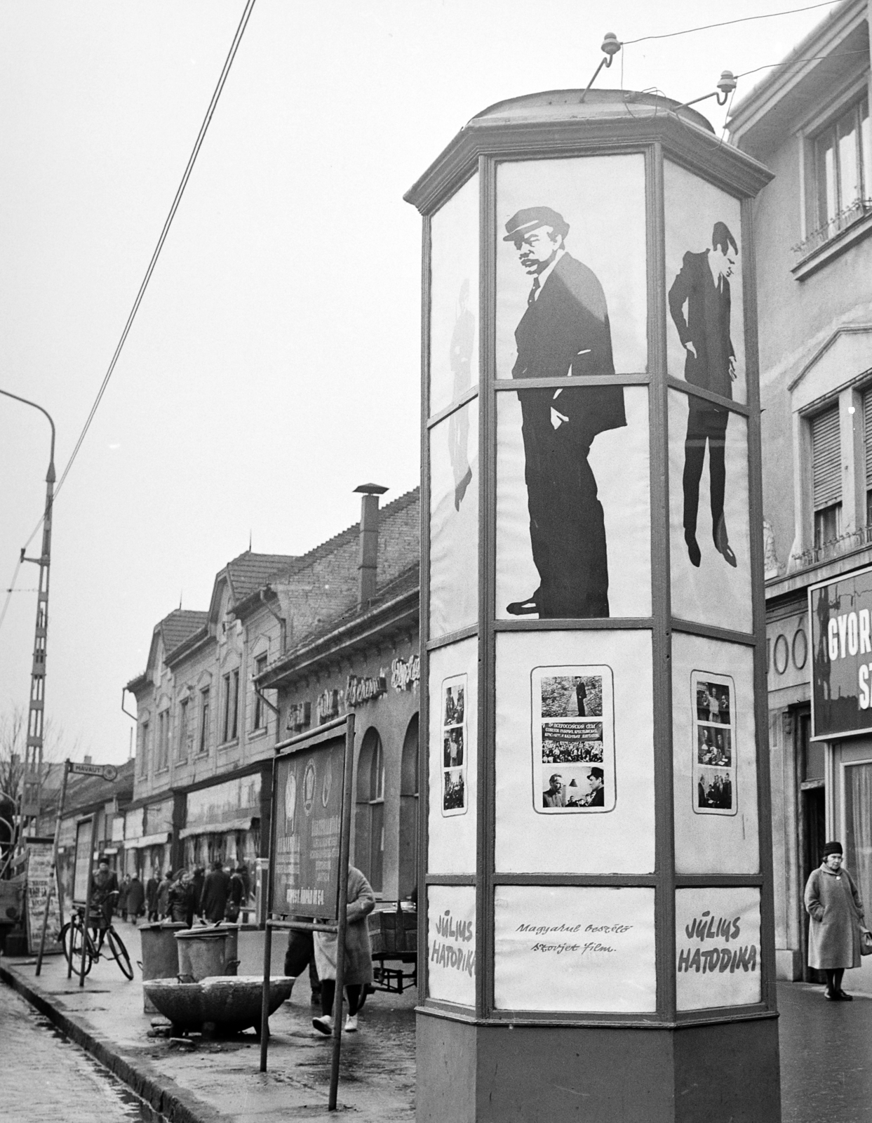 Hungary, Budapest IV., Árpád út, a Fővárosi Moziüzemi Vállalat (FÖMO) által forgalmazott film hirdetése a 68-as számú ház előtt., 1969, FŐFOTÓ, Budapest, Fortepan #208391