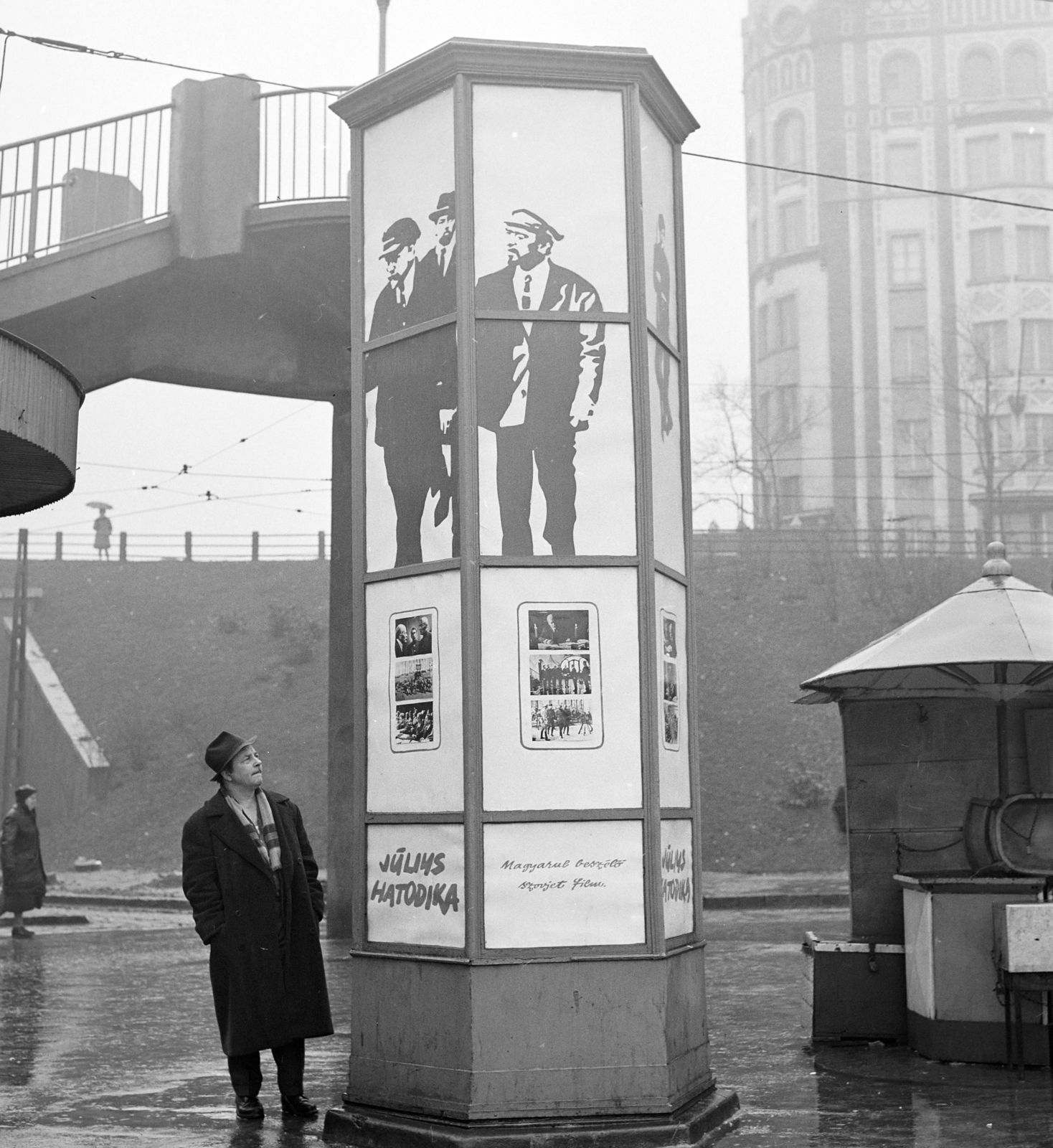 Hungary, Budapest II.,Budapest XII., Széll Kálmán (Moszkva) tér, a Fővárosi Moziüzemi Vállalat (FŐMO) által forgalmazott film hirdetése a Várfok utcához vezető felüljárónál. Jobbra a Postapalota., 1969, FŐFOTÓ, Budapest, Fortepan #208395