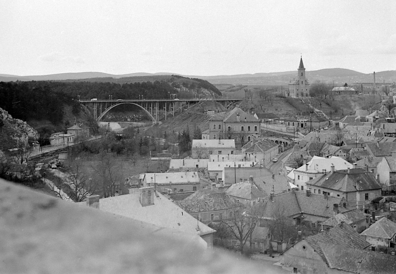 Hungary, Veszprém, kilátás a Várból a Szent István völgyhíd (Völgyhíd / Viadukt) és a Szent László-templom felé., 1960, Fortepan, church, bridge, picture, ferro concrete construction, arch bridge, Róbert Folly-design, Fortepan #2084