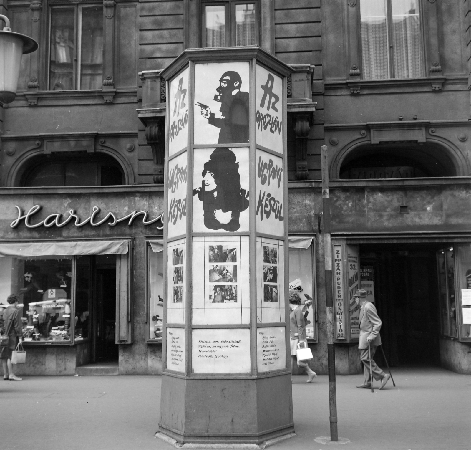 Magyarország, Budapest VII., Erzsébet (Lenin) körút, a Fővárosi Moziüzemi Vállalat (FŐMO) által forgalmazott film hirdetése a 32-es számú ház előtt., 1969, FŐFOTÓ, Budapest, Fortepan #208425