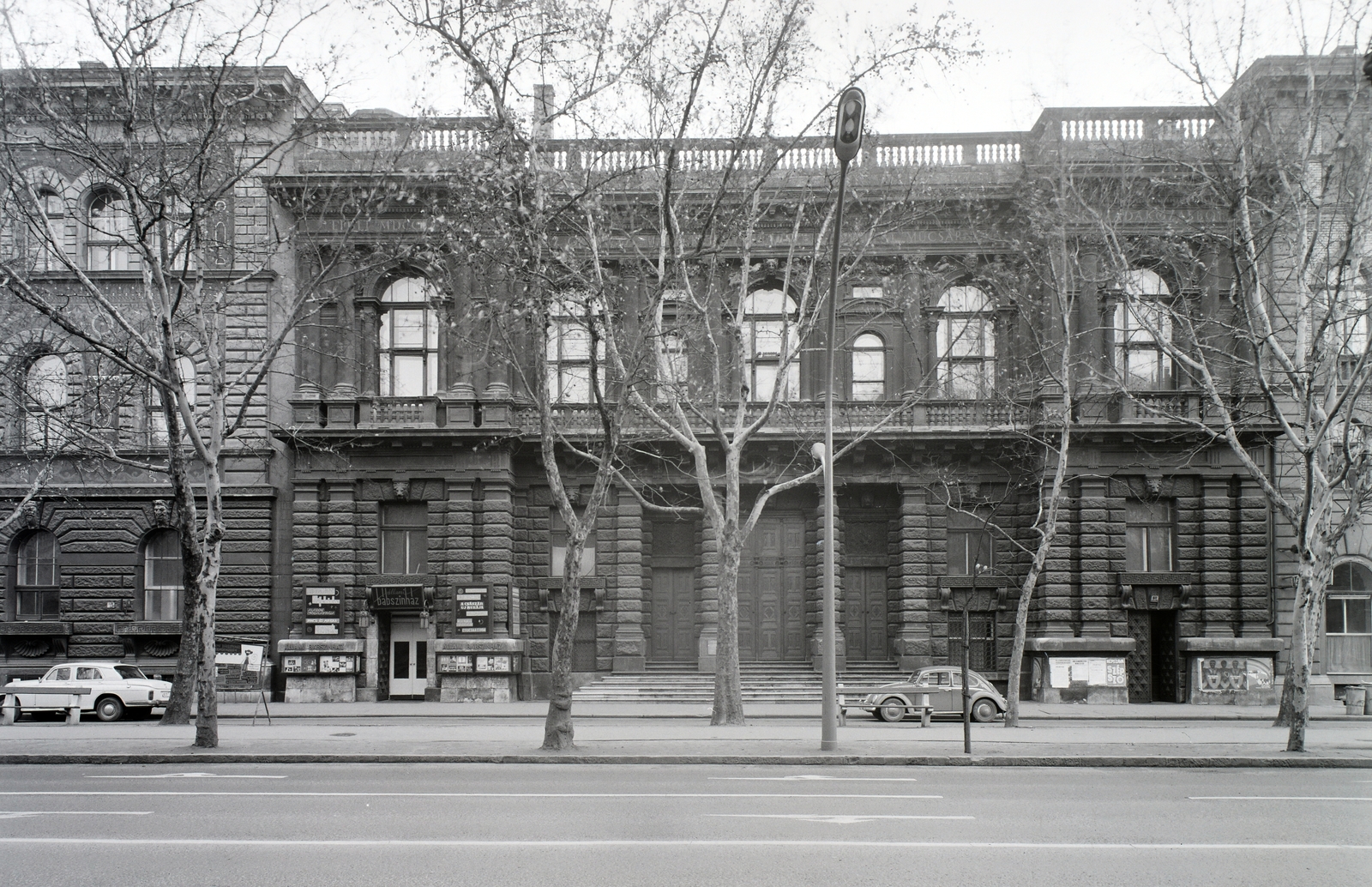 Magyarország, Budapest VI., Andrássy út (Népköztársaság útja) 69-71., Magyar Képzőművészeti Főiskola (később Magyar Képzőművészeti Egyetem) és az Állami Bábszínház épülete., 1969, FŐFOTÓ, Budapest, Fortepan #208429