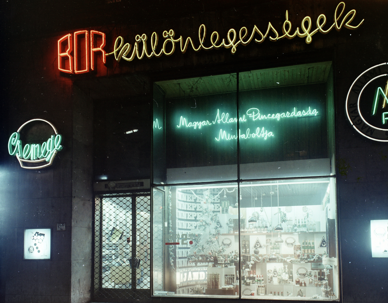 Magyarország, Budapest VII., Erzsébet (Lenin) körút 26, a Magyar Állami Pincegazdaság mintaboltja., 1969, FŐFOTÓ, Budapest, Fortepan #208433
