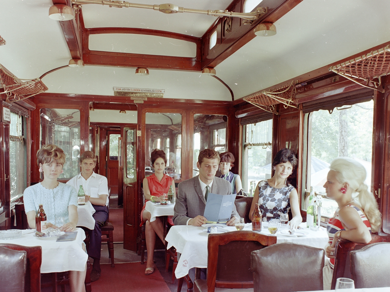Magyarország, Városliget, Budapest XIV., park a Közlekedési Múzeum mellett, Múzeum Eszpresszó az Orient expressz 1912-ben készült étkezőkocsijában., 1969, FŐFOTÓ, utasellátó, Budapest, színes, Fortepan #208435