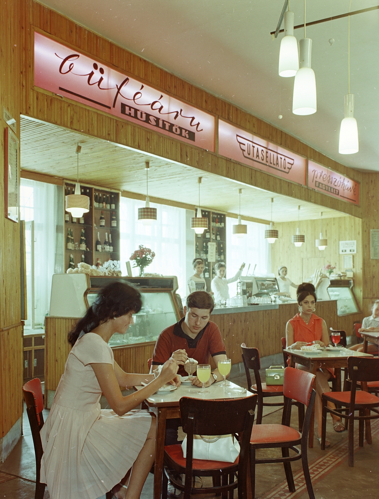 Magyarország, Budapest V., Erzsébet (Engels) tér, MÁVAUT autóbusz-pályaudvar. Utasellátó Vállalat büféje., 1969, FŐFOTÓ, Budapest, Fortepan #208443