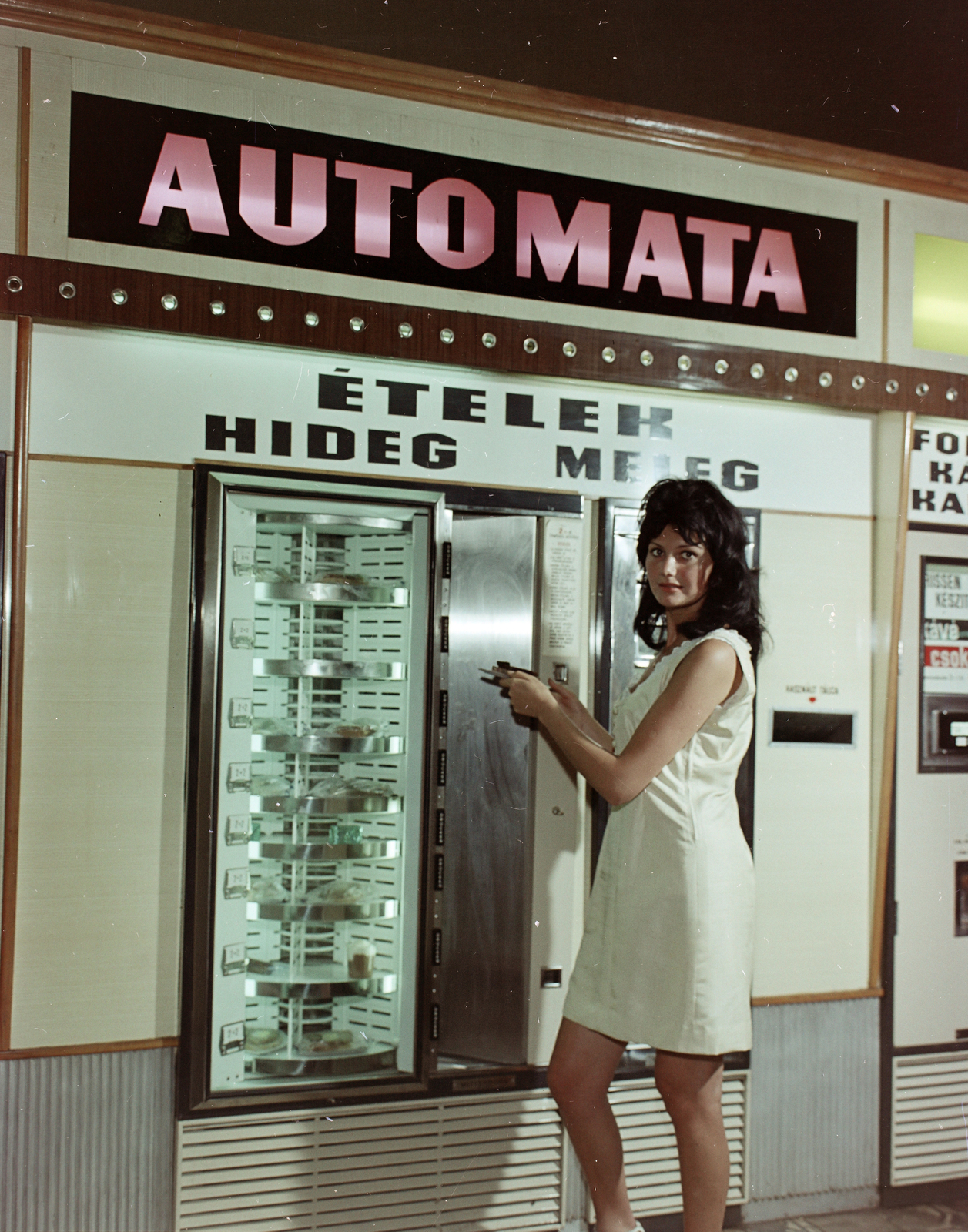Magyarország, Budapest VIII., Keleti pályaudvar, az Utasellátó Vállalat ital és étel automatája a csarnokban., 1969, FŐFOTÓ, utasellátó, Budapest, Fortepan #208444