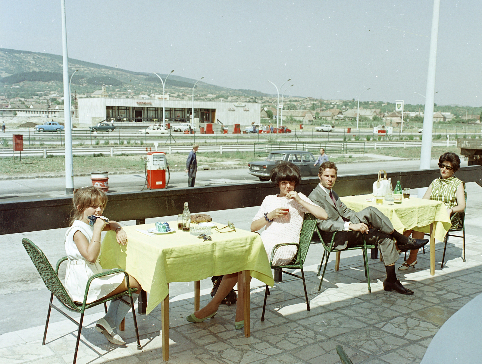 Magyarország, Budaörs, benzinkút és eszpresszó az M1-M7-es autópálya közös szakasza mellett., 1969, FŐFOTÓ, Best of, Fortepan #208446