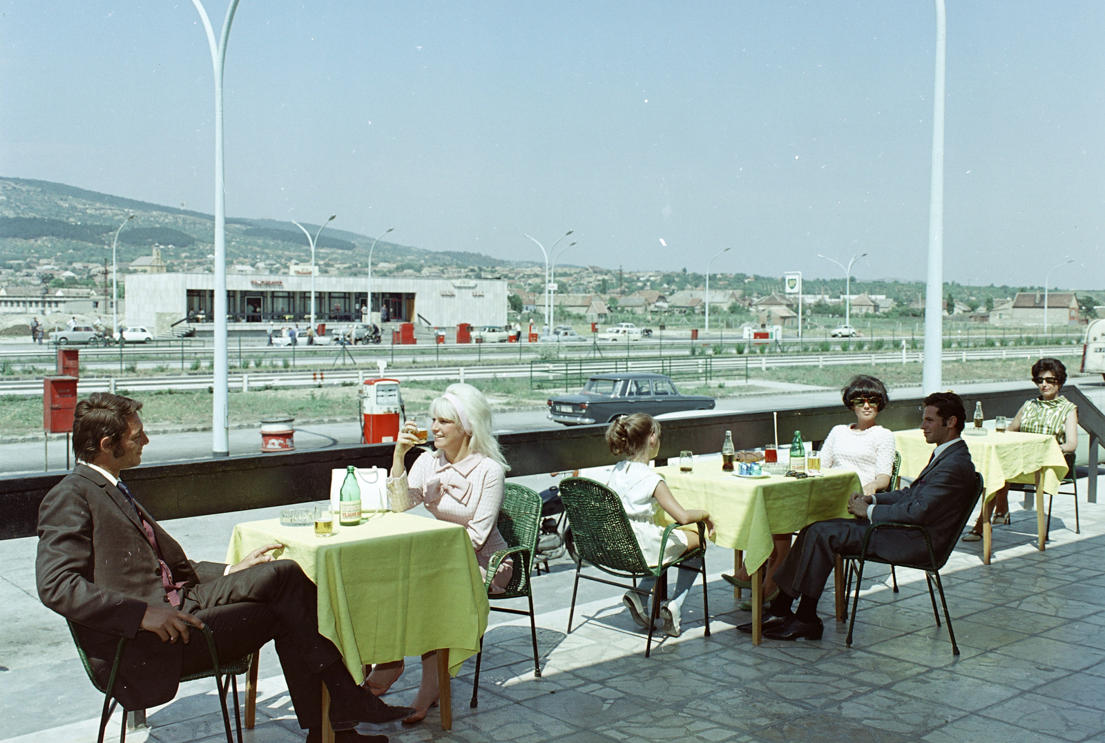 Magyarország, Budaörs, benzinkút és eszpresszó az M1-M7-es autópálya közös szakasza mellett., 1969, FŐFOTÓ, Best of, Fortepan #208448