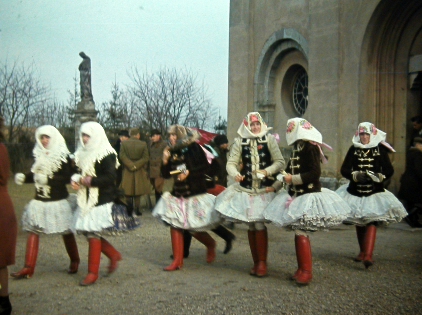 Slovakia, Bina, leányok népviseletben a Szűz Mária-templom előtt., 1939, Fortepan, church, colorful, Fortepan #20846