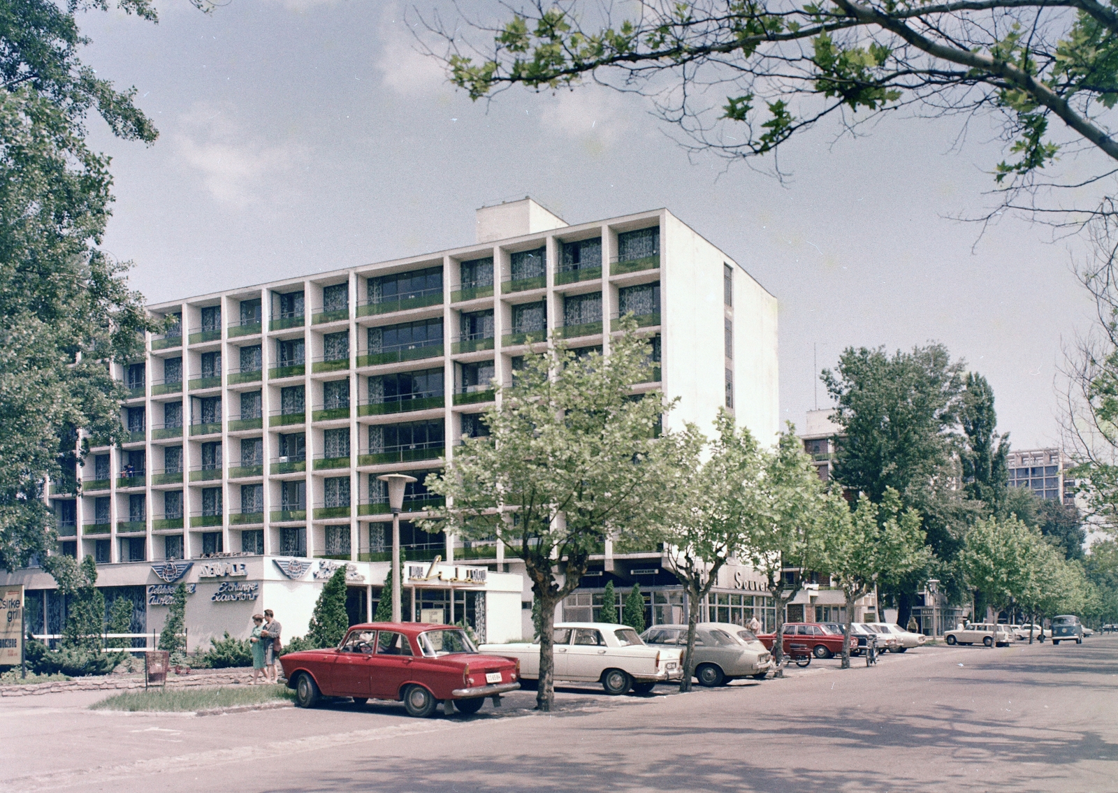 Magyarország,Balaton, Siófok, Petőfi sétány, Lidó Szálló., 1969, FŐFOTÓ, Mercedes-márka, Volvo-márka, Jawa Ideal, Opel Rekord C, Fortepan #208462