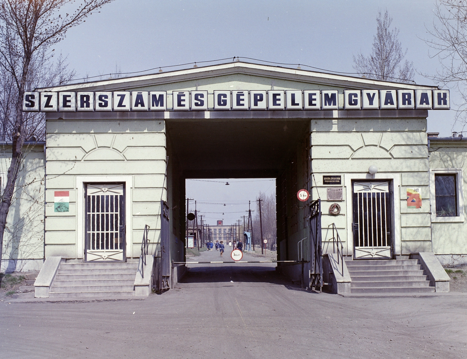 Magyarország, Budaörs, Szerszám és Gépelem Gyárak Porkohászati Gyára., 1969, FŐFOTÓ, kapu, felirat, bejárat, gyár, tipográfia, Fortepan #208483