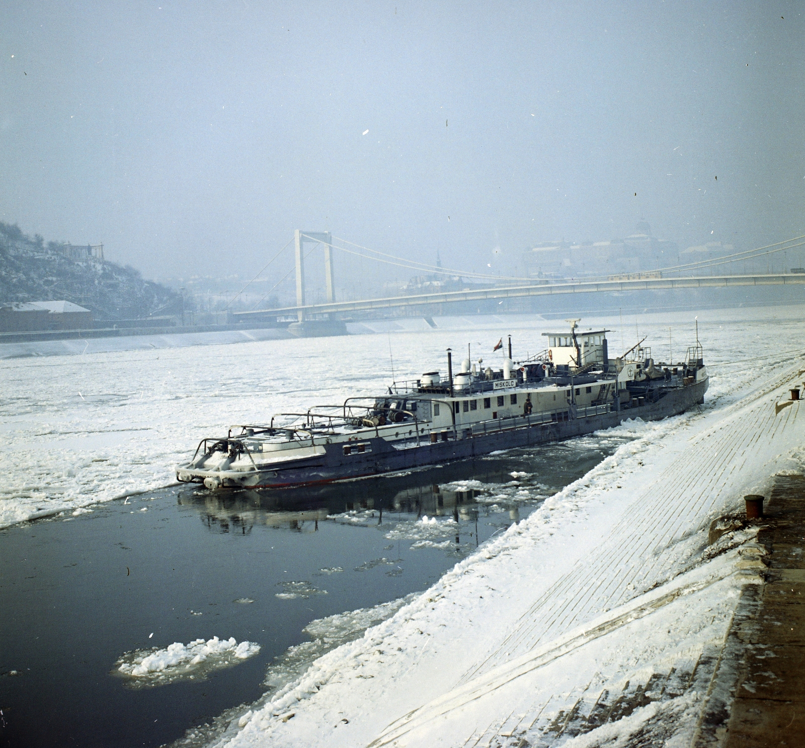 Magyarország, Budapest V., a pesti alsó rakpart lépcsői a Belgrád rakpartról nézve, háttérben az Erzsébet híd., 1969, FŐFOTÓ, Miskolc hajó, Budapest, Mahart, Fortepan #208494