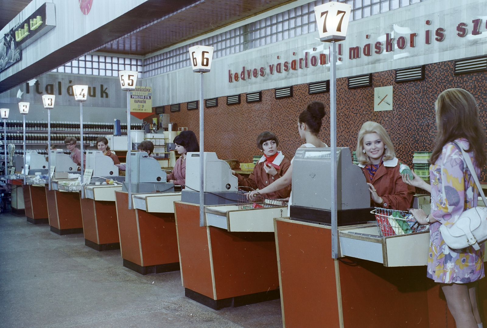Hungary, Budapest IX., József Attila lakótelep, ABC Áruház a Lobogó utca - Napfény utca sarkán., 1969, FŐFOTÓ, Budapest, colorful, cash register, cashier, Fortepan #208500