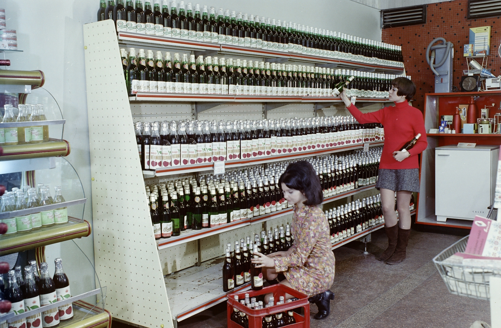 Magyarország, Budapest IX., József Attila lakótelep, ABC Áruház a Lobogó utca - Napfény utca sarkán., 1969, FŐFOTÓ, Budapest, divat, reklámfotó, polc, Fortepan #208501